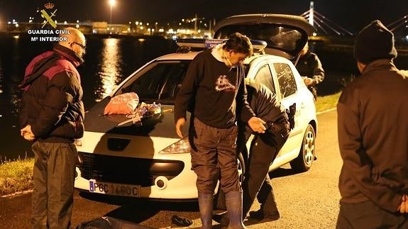 La Guardia Civil detiene a 40 pescadores furtivos de angula en los últimos tres meses