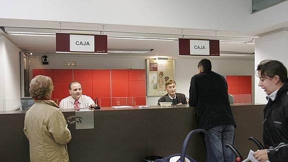 La caída de los tipos de interés y el cambio de negocio provocan un nuevo recorte en la banca