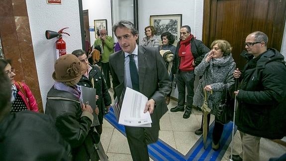 El alcalde hizo casi un viaje a la semana en 2015, pero el 72% no tuvo coste para el Ayuntamiento