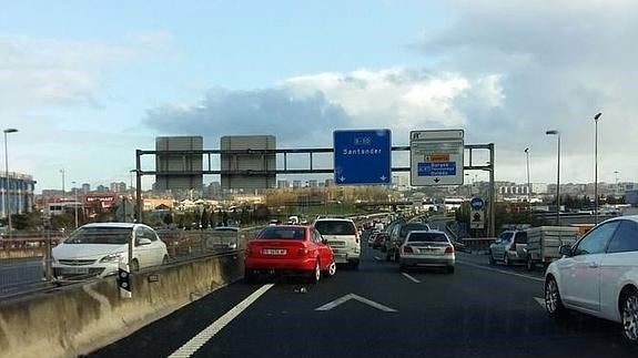 Dos accidentes atascan la entrada a Santander por la S-10