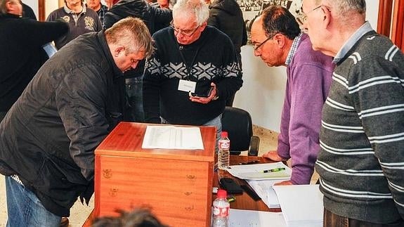 Peláez logra un respaldo unánime en la asamblea