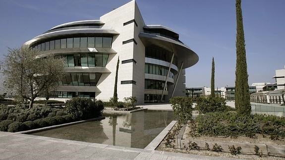 Banco Santander eleva su ajuste hasta 1.660 trabajadores al sumar 460 de la sede central