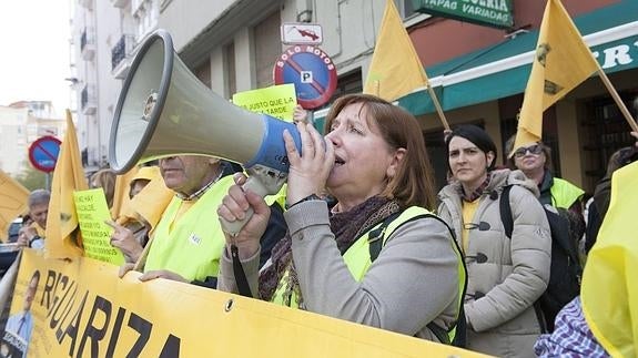 AMA pide a Revilla que defienda a los afectados por derribos por "no hacer bien él su trabajo"