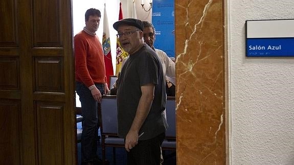 Los auxiliares de Mantecón se enteran en la puerta de su despido