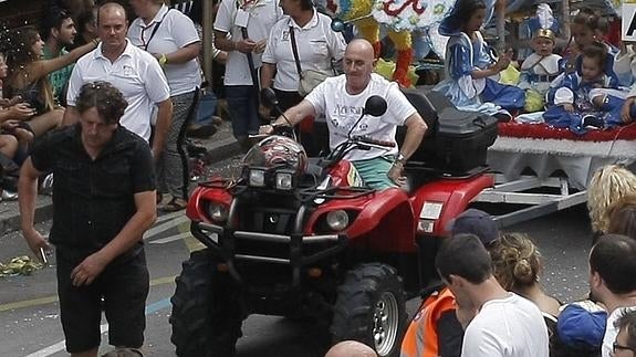 En la carroza, ponte casco