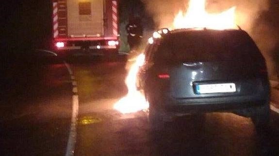 Sale ilesa del incendio de su coche en Beranga