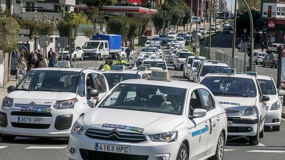 La manifestación de taxistas atasca el centro de Santander