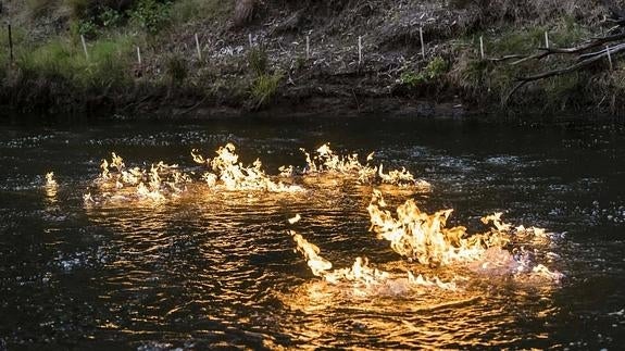 Un diputado australiano prende fuego a un río para denunciar la fracturación hidráulica