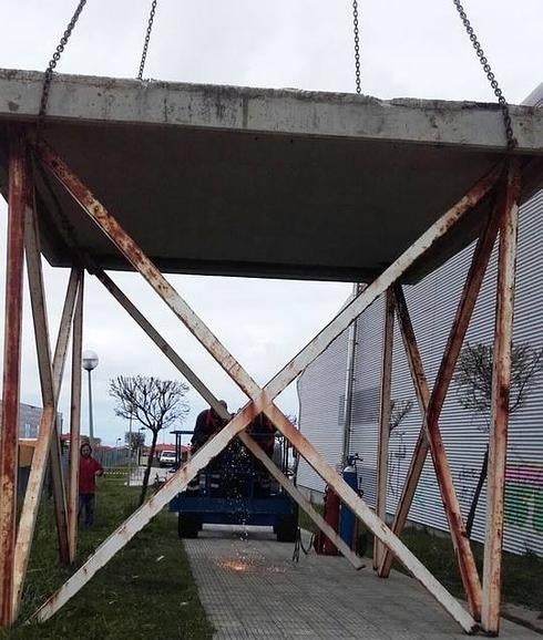 Comienza el derribo de la deteriorada torreta del pabellón de Liencres