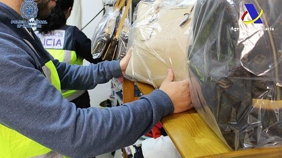 Cuatro detenidos en Torrelavega por formar parte de una red de falsificación de artículos de lujo