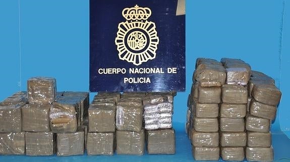 La Policía 'caza' a un conductor en Barreda con 100 kilos de hachís en el maletero