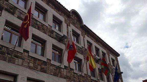 El lábaro ya ondea en Torrelavega