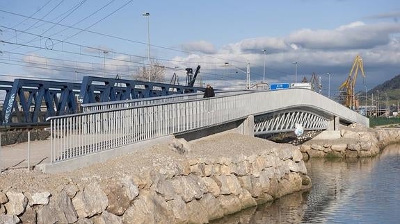 Entra en funcionamiento la pasarela ciclable entre Camargo y Astillero