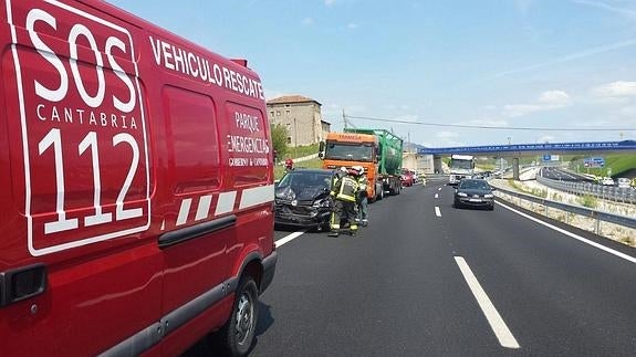 Un cable telefónico provoca un accidente múltiple en la A-8, a la altura de Sarón