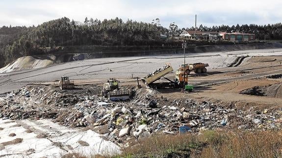 Gipuzkoa reduce de cuatro a un año y medio su petición para verter basura en Meruelo