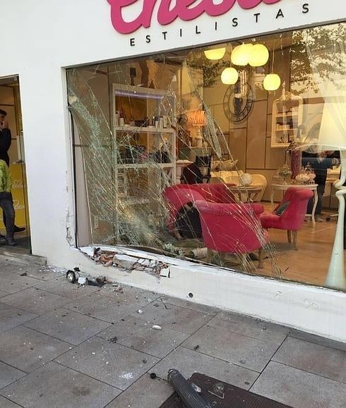 Empotra el coche contra una peluquería y se da a la fuga