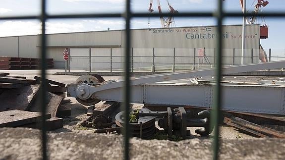 La Grúa de Piedra espera noticias en el Barrio Pesquero
