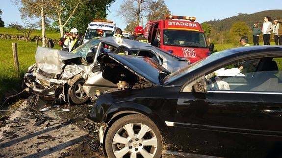Seis heridos en una colisión frontal entre dos vehículos en Penagos