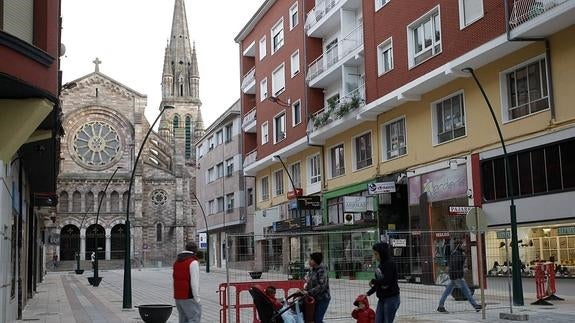 Un corzo se pasea durante dos horas por el centro de Torrelavega