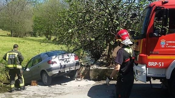 Un hombre queda atrapado entre su coche y una roca en Villafufre