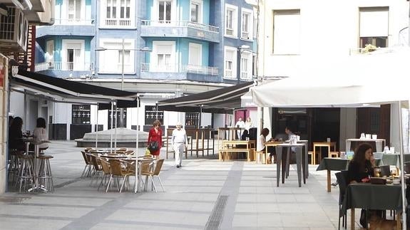 Las terrazas de Torrelavega cerrarán antes de medianoche y no tendrán publicidad