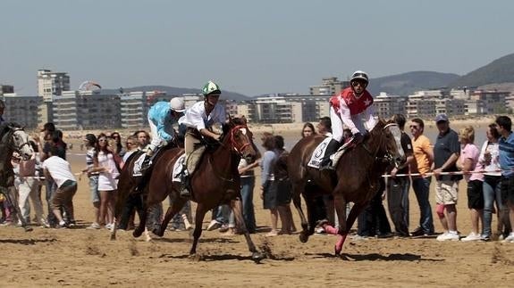 El Derby Playa Salvé se celebra este sábado con decenas de caballos y jinetes