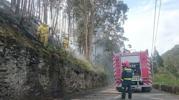 Consiguen extinguir el incendio de Pechón, pero la carretera sigue cortada