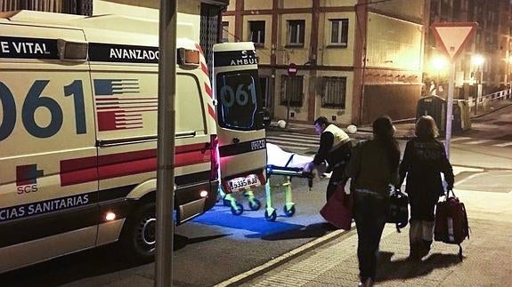 Apuñalan a la puerta de su casa a un camarero del Mesón Marinero de Castro