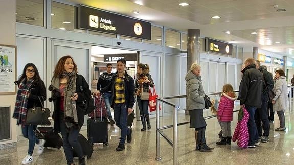 El número de pasajeros en el aeropuerto se desploma en abril un 20% por el 'efecto Ryanair'