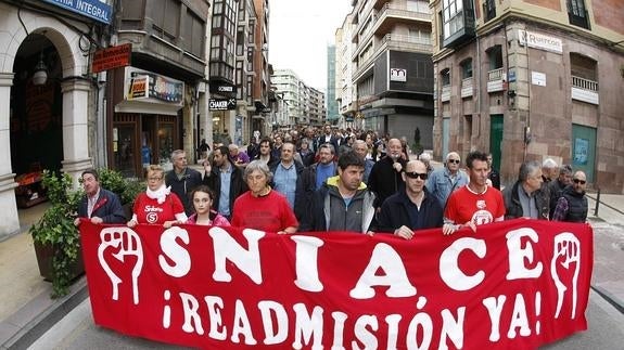 La plantilla de Sniace urge al Gobierno a cumplir con sus compromisos para facilitar la reapertura de la fábrica