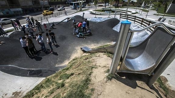 Mejoran el parque infantil de Tetuán con lianas y una red para trepar hasta el tobogán