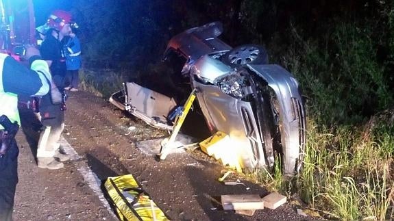 Muere un conductor tras volcar su vehículo en Santa María de Cayón