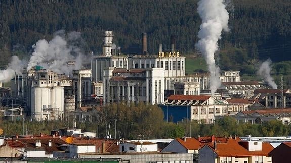 El borrador del acuerdo laboral en Sniace ratifica los despidos de toda la plantilla