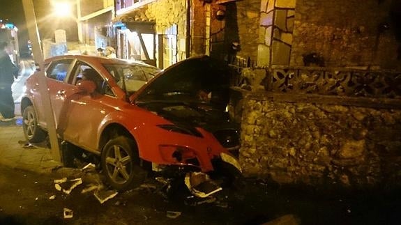 Un joven queda atrapado dentro del coche tras estrellarse contra una casa en San Vicente de La Barquera