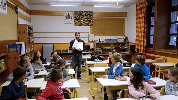 El Parlamento quiere que los deberes escolares sean "complementarios y no repetitivos"