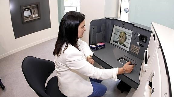 Liberbank estrena en Torrelavega su nuevo modelo de oficinas en Cantabria