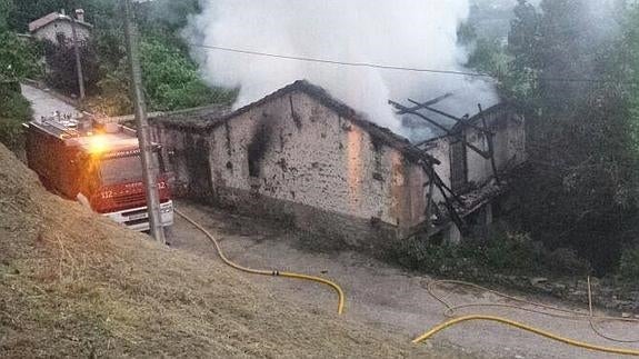 Los bomberos extinguen un incendio en una casa abandonada de Molledo