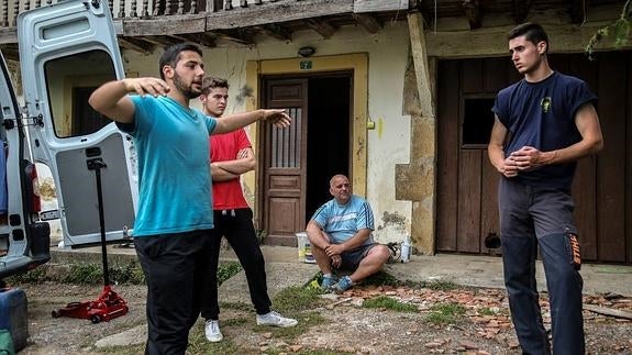 "Era grandote y marrón. Le vimos de espaldas y no era un jabalí: impresionaba"