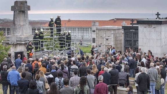 Música y bomberos en un sábado noche en el cementerio de Santander