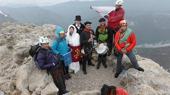 Boda cántabra en el Naranjo de Bulnes