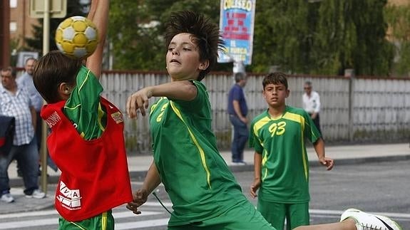 El Balonmano Torrelavega organiza la tercera edición del 'Campus de balonmano e inglés'