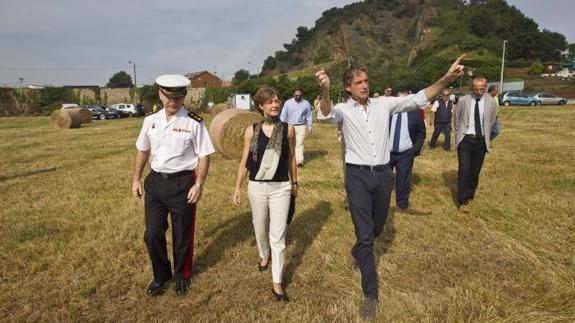 El simbólico derribo de un muro da inicio a las obras del parque de La Remonta