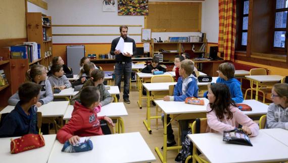 Asociaciones de padres de toda España cargan contra el calendario escolar cántabro