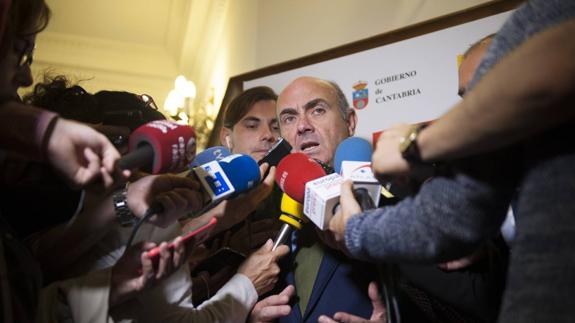 De Guindos: "Rajoy ganó el debate a cuatro"