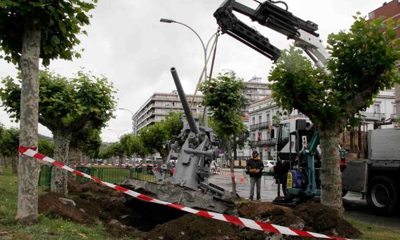 El Ayuntamiento de Laredo retira los monumentos bélicos que colocó el PP