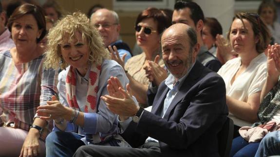 "Entre la derecha enfangada y el populismo radical está el PSOE"