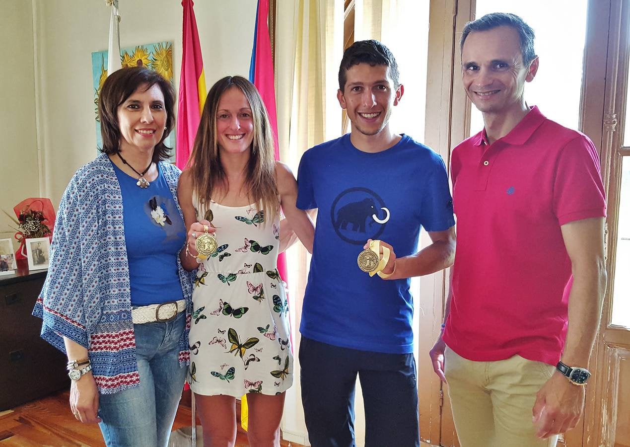 Homenaje de Los Corrales de Buelna a Azara García y Manuel Merillas