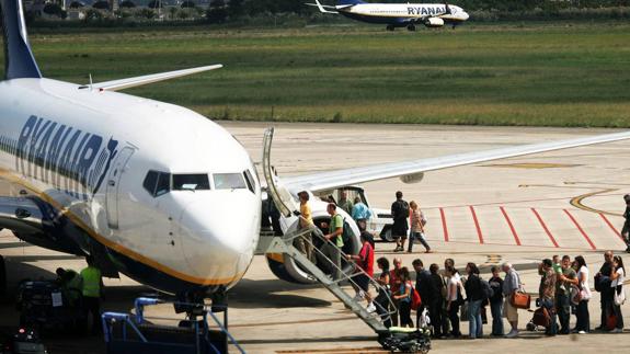 Ryanair pierde 34.000 pasajeros hasta mayo por la eliminación de rutas