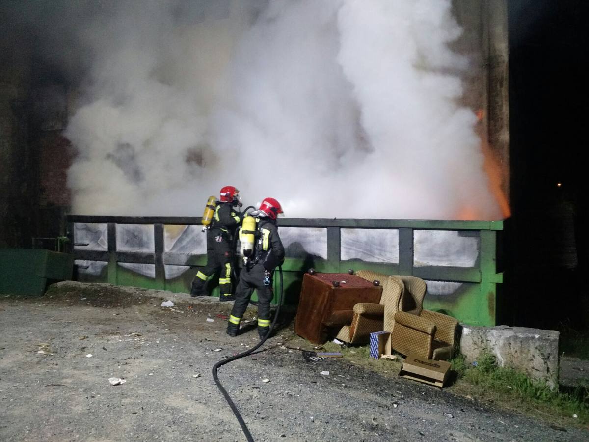 Las llamas destrozan un local hostelero en Comillas