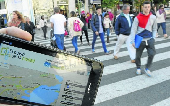 El autobús, el taxi y la lancha se podrán pagar este verano con el teléfono móvil